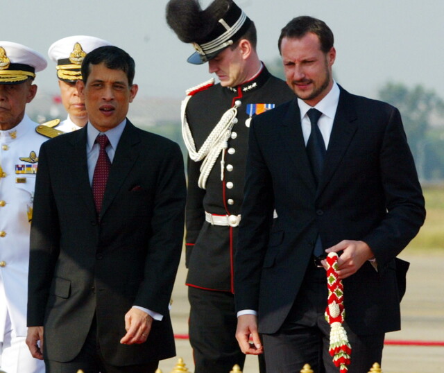 TATT I MOT: Her er kronprins Maha Vajiralongkorn avbildet med kronprins Haakon på flyplassen Don Muang i Bankok. Det var under kronprins Haakon og kronprinsesse Mette-Marits offisielle besøk i Thailand i 2004. Foto: Bjørn Sigurdsøn / SCANPIX / POOL Foto: REUTERS TATT I MOT: Her er kronprins Maha Vajiralongkorn avbildet med kronprins Haakon på flyplassen Don Muang i Bankok. Det var under kronprins Haakon og kronprinsesse Mette-Marits offisielle besøk i Thailand i 2004. Foto: Bjørn Sigurdsøn / SCANPIX / POOL Foto: REUTERS